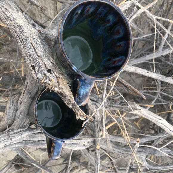 Two mid century studio tea cups. - Picture 3 of 3